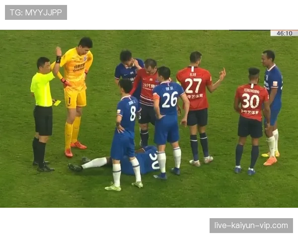 比赛中球员受伤倒地，裁判为何有时不停止比赛？